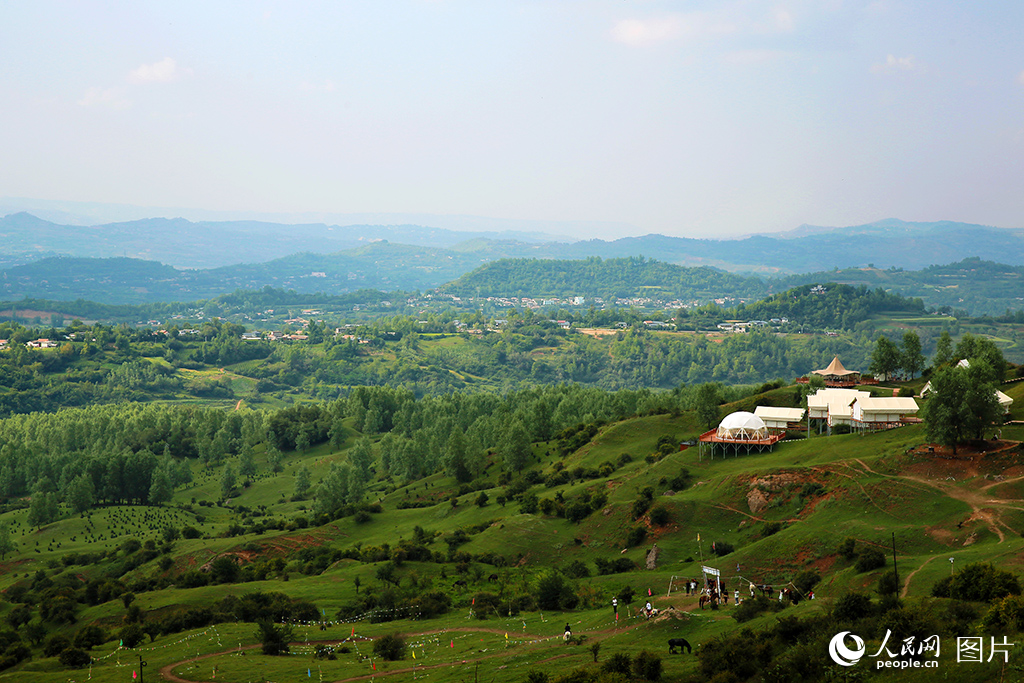 2025年8月4日，甘肅省臨夏州耳子屲梁生態蔥蘢，青山入畫。近年來，臨夏州全面推行綠色發展，生態環境質量持續提升。人民網記者 米媛攝