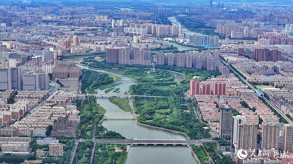 2025年8月3日，吉林省長春市伊通河風光秀美。伊通河貫穿長春城南北，早些年該河流一度遭到污染，水質惡化，水面日漸干涸萎縮。2016年，長春市啟動伊通河綜合治理工程，通過全區域、全流域、全方位生態修復，如今伊通河水環境得到明顯改善，沿岸的秀美風光已成為市民游客休閑娛樂的好去處和城市著名景觀帶。人民網記者 李洋攝