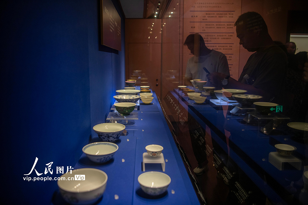 河南開封：博物館里游客多【3】