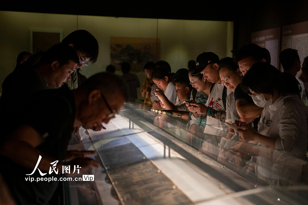 河南開封：博物館里游客多【5】
