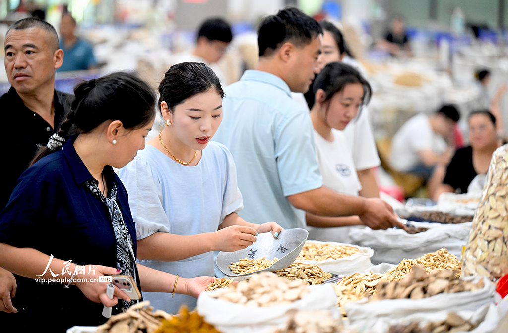 安徽亳州：“藥市”交易忙【2】