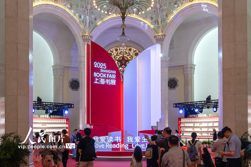 2025年8月13日，2025上海書展當天開幕，眾多讀者在上海展覽中心書展主會場內挑選、閱讀、購買圖書。王岡攝（人民圖片網）