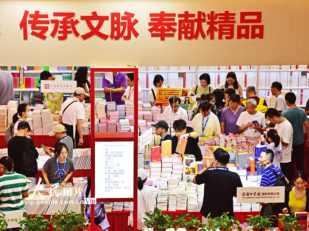 2025年8月13日，2025上海書展上海展覽中心主會場吸引眾多讀者前來觀展和淘書。周東潮攝（人民圖片網）