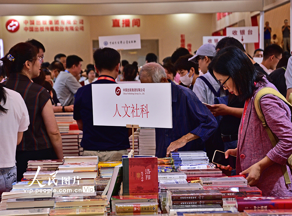 2025年8月13日，2025上海書展上海展覽中心主會場吸引眾多讀者前來觀展和淘書。周東潮攝（人民圖片網）
