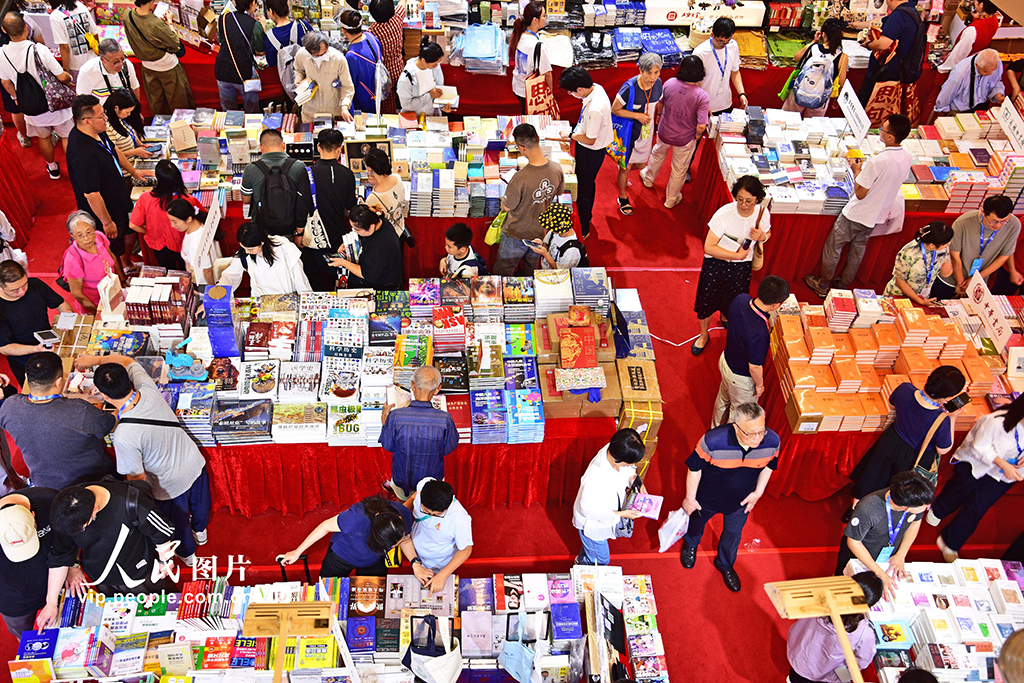 2025年8月13日，2025上海書展上海展覽中心主會場吸引眾多讀者前來觀展和淘書。周東潮攝（人民圖片網）