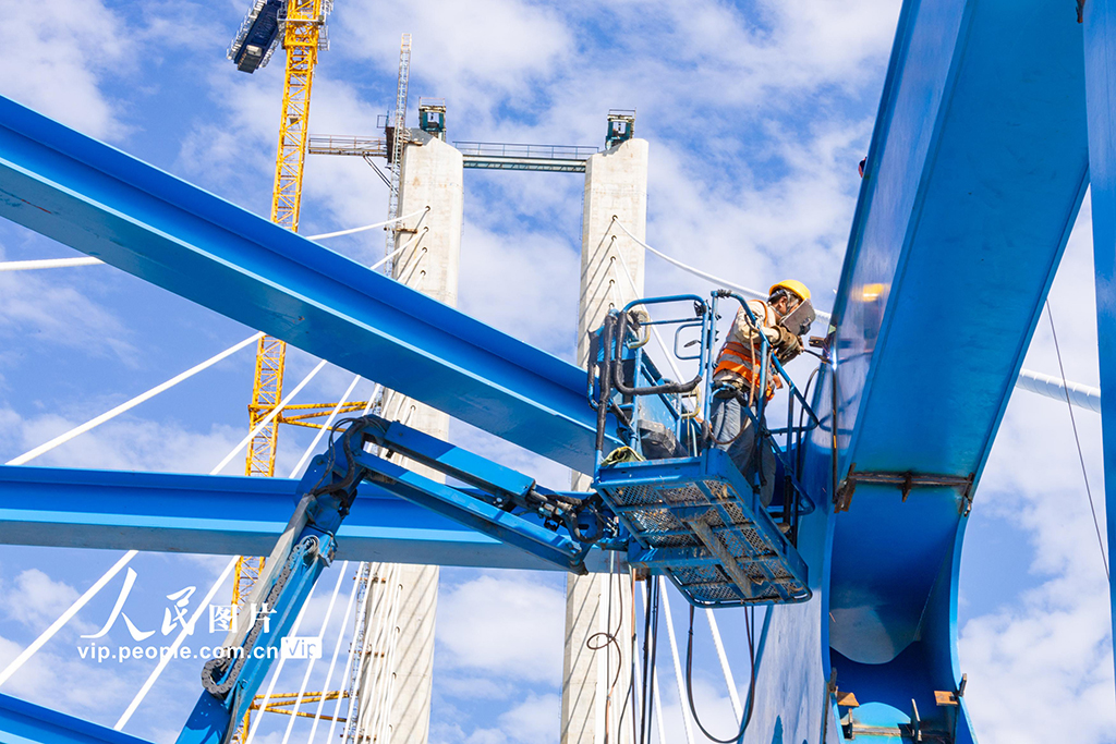 湖北十堰:西十高鐵漢江特大橋鋼桁梁即將合龍【5】