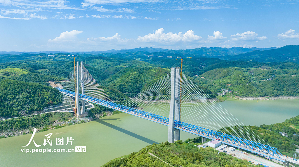 湖北十堰:西十高鐵漢江特大橋鋼桁梁即將合龍【2】