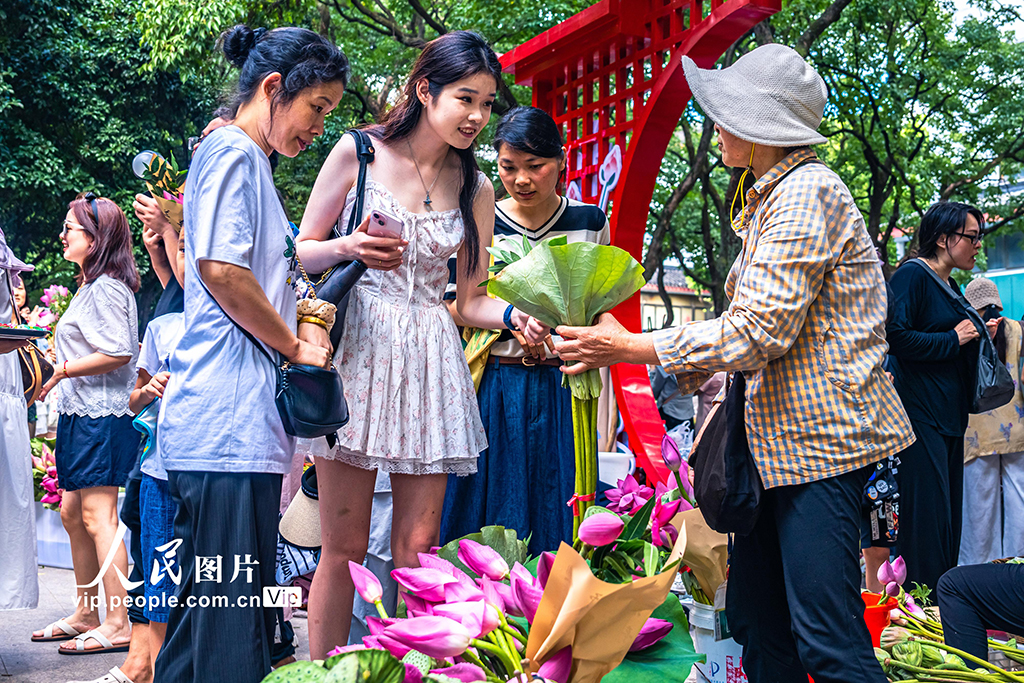 江蘇蘇州：荷花市集人氣旺【6】