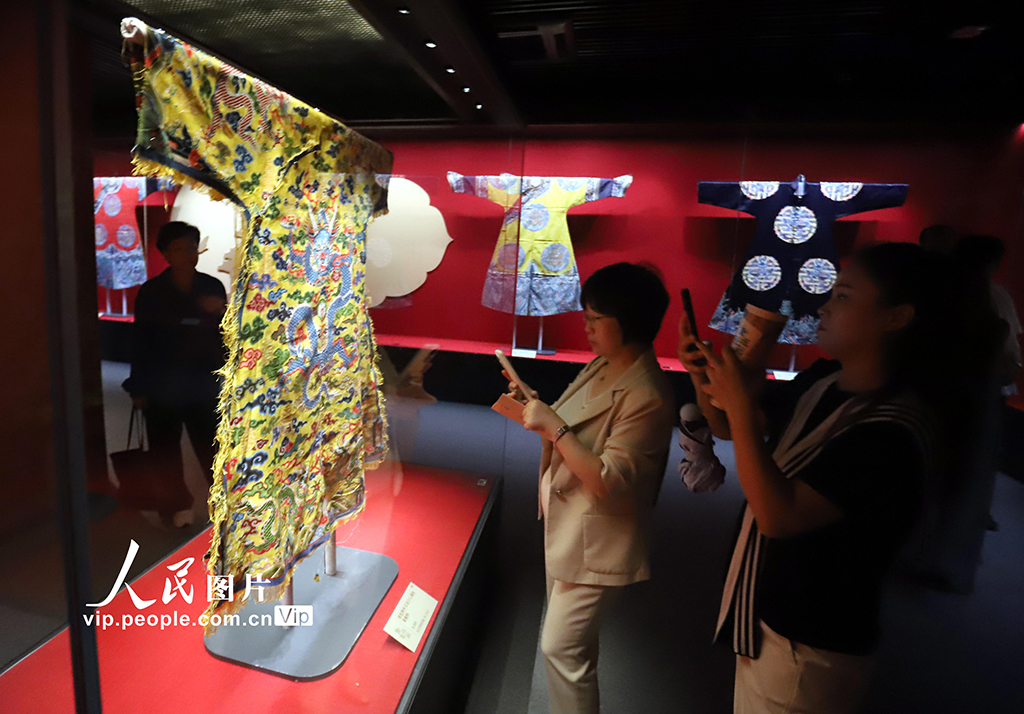 江蘇蘇州:“紫垣華彩——故宮博物院藏清代宮廷織繡服飾文物展”舉行【2】