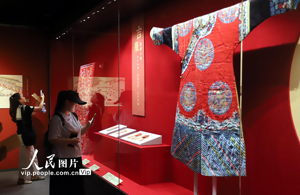 江蘇蘇州:“紫垣華彩——故宮博物院藏清代宮廷織繡服飾文物展”舉行【3】
