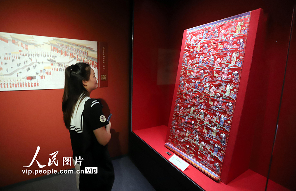 江蘇蘇州:“紫垣華彩——故宮博物院藏清代宮廷織繡服飾文物展”舉行【4】