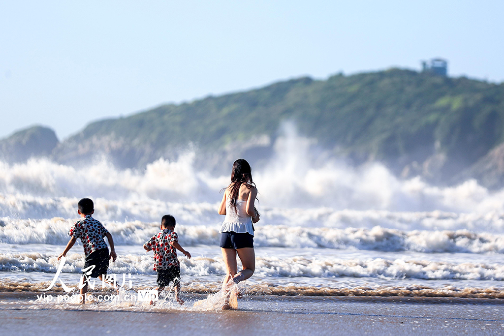 浙江舟山：碧海金沙引客來