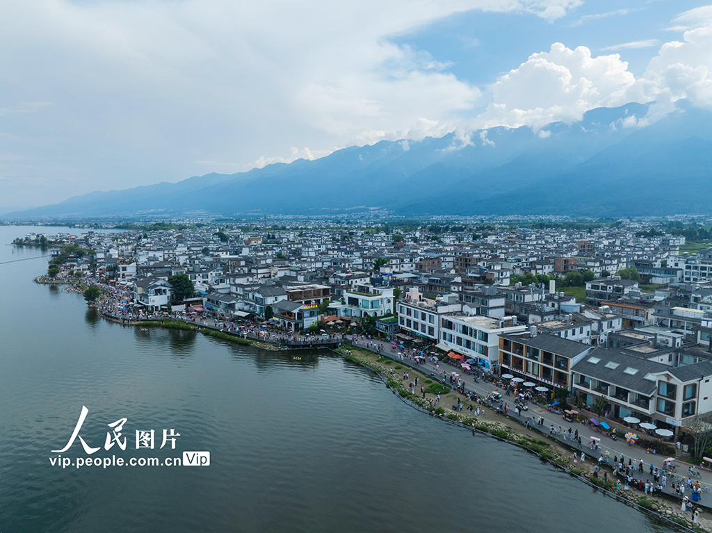 云南大理：洱海生態廊道游人如織