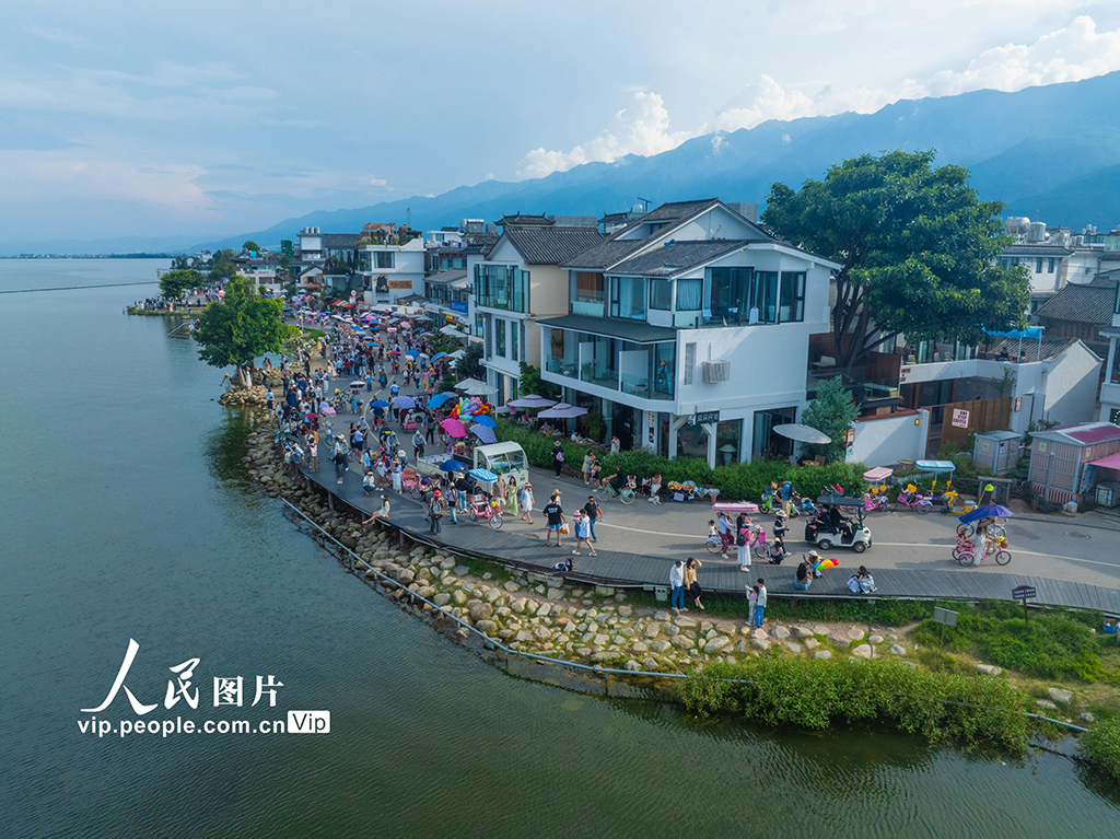 云南大理：洱海生態廊道游人如織【4】
