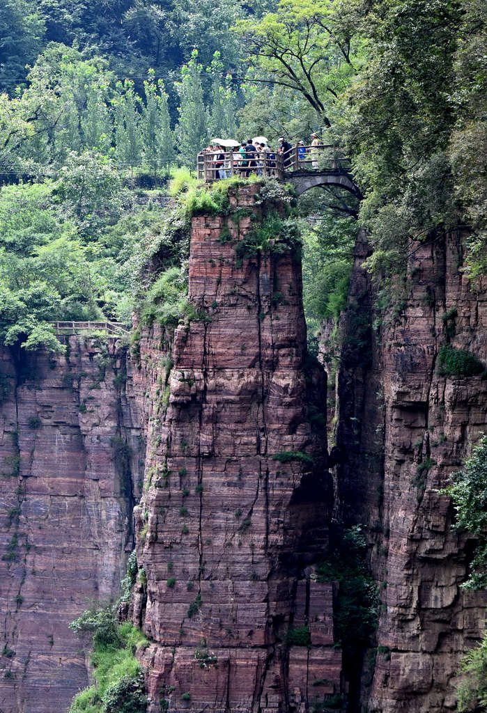 8月16日，游客在河南萬仙山景區郭亮村一處觀景平臺上參觀。