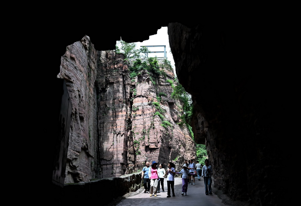 8月16日，游客在河南萬仙山景區郭亮村“絕壁長廊”上游玩。