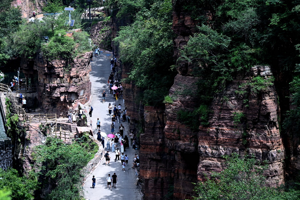 8月16日，游客在河南萬仙山景區郭亮村游玩。