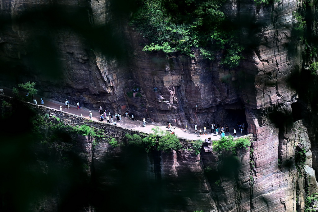 8月16日，游客在河南萬仙山景區郭亮村“絕壁長廊”上游玩。