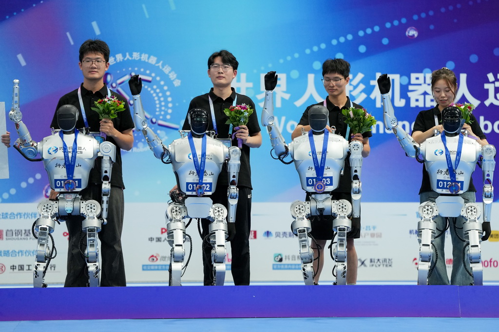 8月17日，獲得季軍的行者泰山隊的人形機器人在4x100米接力決賽頒獎儀式上揮手致意。