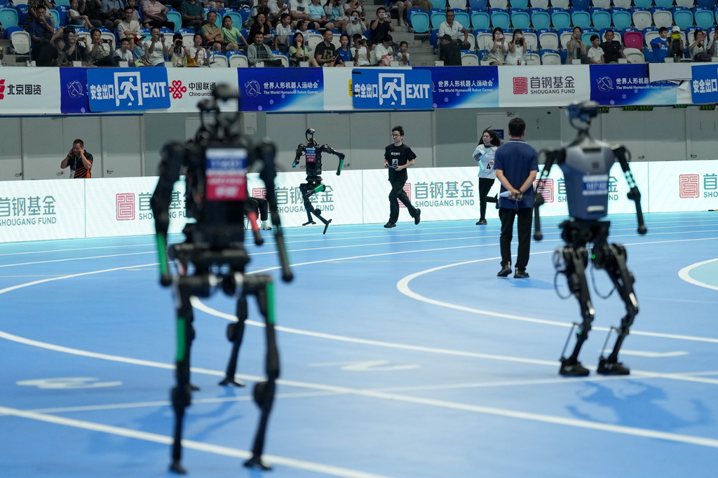 8月17日，在世界人形機器人運動會4x100米接力決賽中，人形機器人在等待交接棒。