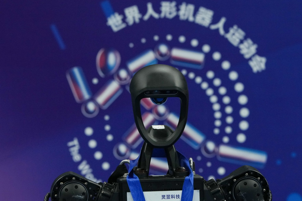 8月17日，獲得亞軍的靈翌科技隊的人形機器人在100米頒獎儀式上。