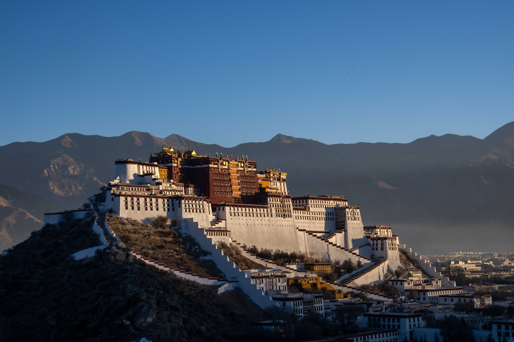 沐浴在晨光之中的拉薩布達拉宮（2025年1月1日攝）。新華社記者 旦增尼瑪曲珠 攝