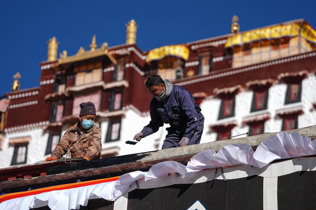 布達拉宮管理處維修科工作人員在粉刷墻體（2024年12月4日攝）。新華社記者 晉美多吉 攝
