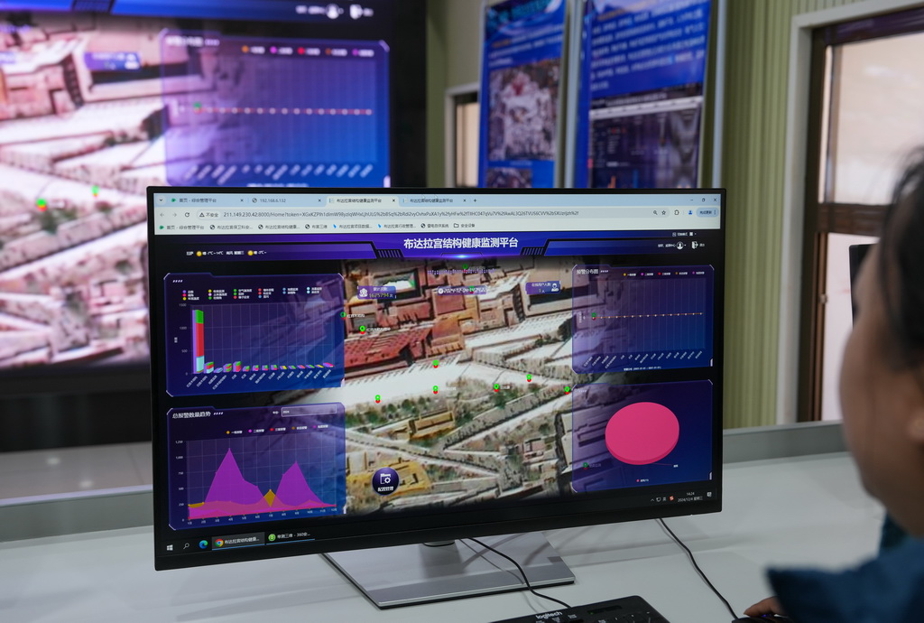 布達拉宮監測中心的工作人員在查看布達拉宮結構健康監測平臺（2024年12月4日攝）。新華社記者 晉美多吉 攝