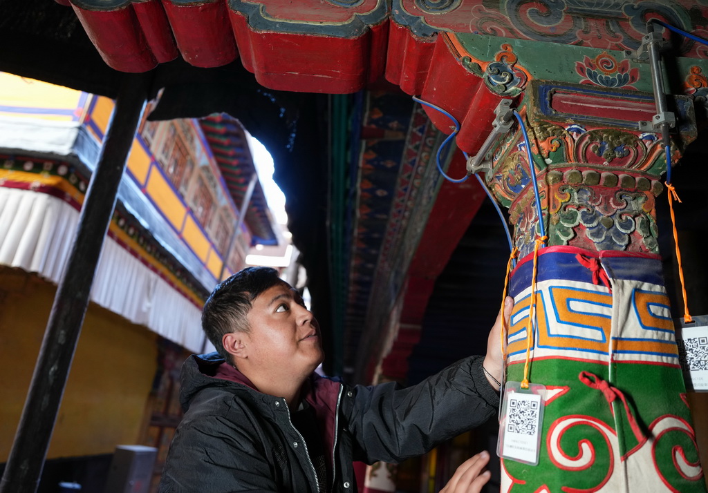 布達拉宮監測中心的工作人員旦增旺堆巡查布達拉宮木結構傳感器設備（2024年12月4日攝）。新華社記者 晉美多吉 攝