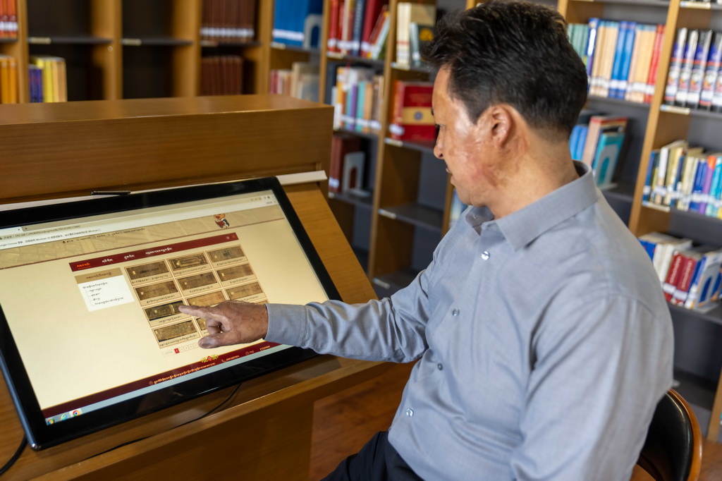 西藏自治區圖書館副館長邊巴次仁介紹數據庫中的藏文古籍（2025年8月13日攝）。新華社記者 旦增尼瑪曲珠 攝