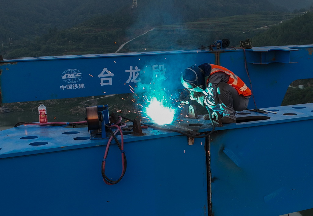 8月18日，工人在進行鋼桁梁合龍焊接施工（無人機照片）。