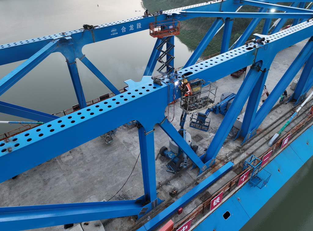 8月18日，工人在進行鋼桁梁合龍焊接施工（無人機照片）。