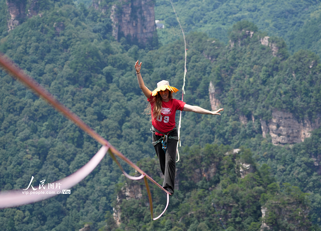 湖南張家界：黃石寨“亞洲之王”高空扁帶爭霸賽開賽【7】