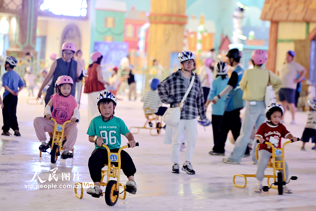 江蘇南通：“冰雪世界”里享清涼【4】