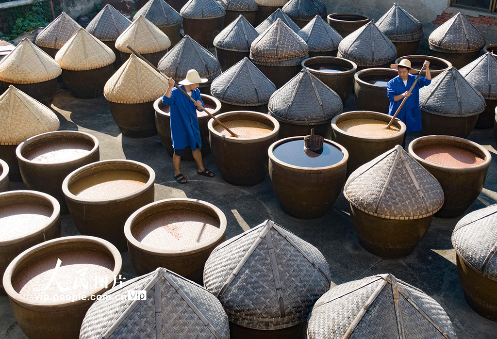 浙江金華：醬油釀曬忙