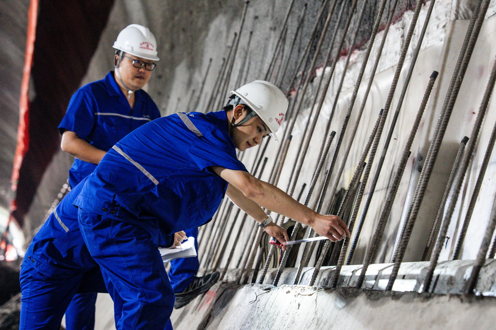 8月19日，中鐵五局的建設者在渝昆高鐵炳輝隧道內作業。