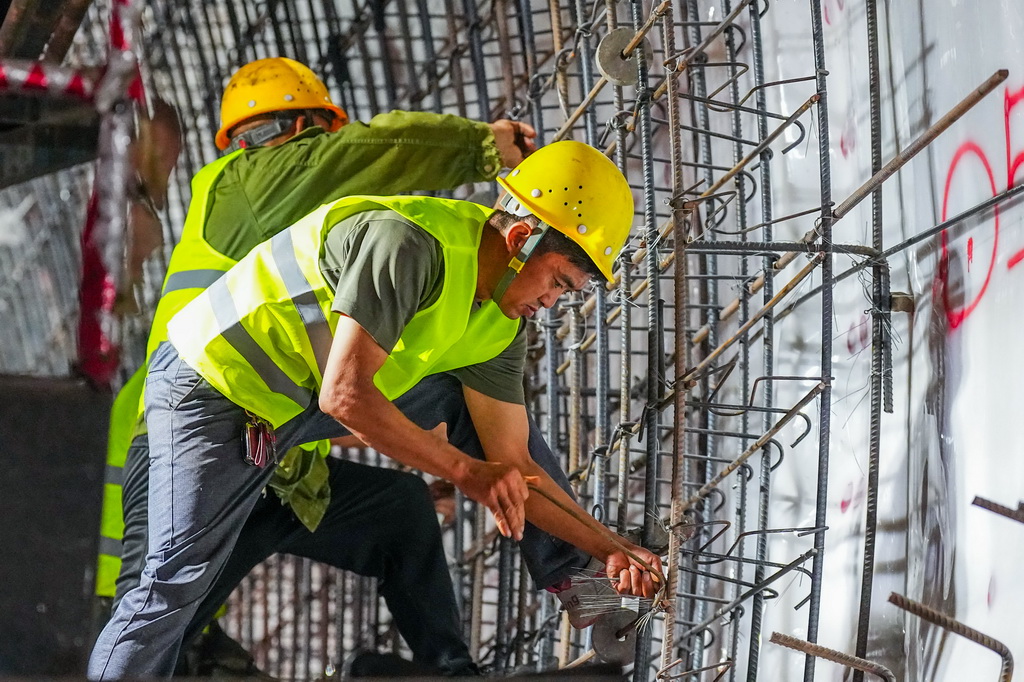 8月19日，中鐵五局的建設者在渝昆高鐵炳輝隧道內作業。