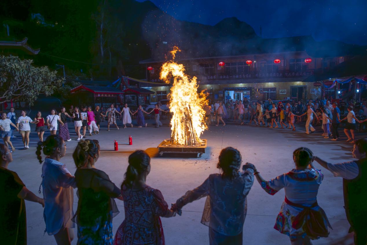 羌風古韻喜迎客 羌寨日子富起來