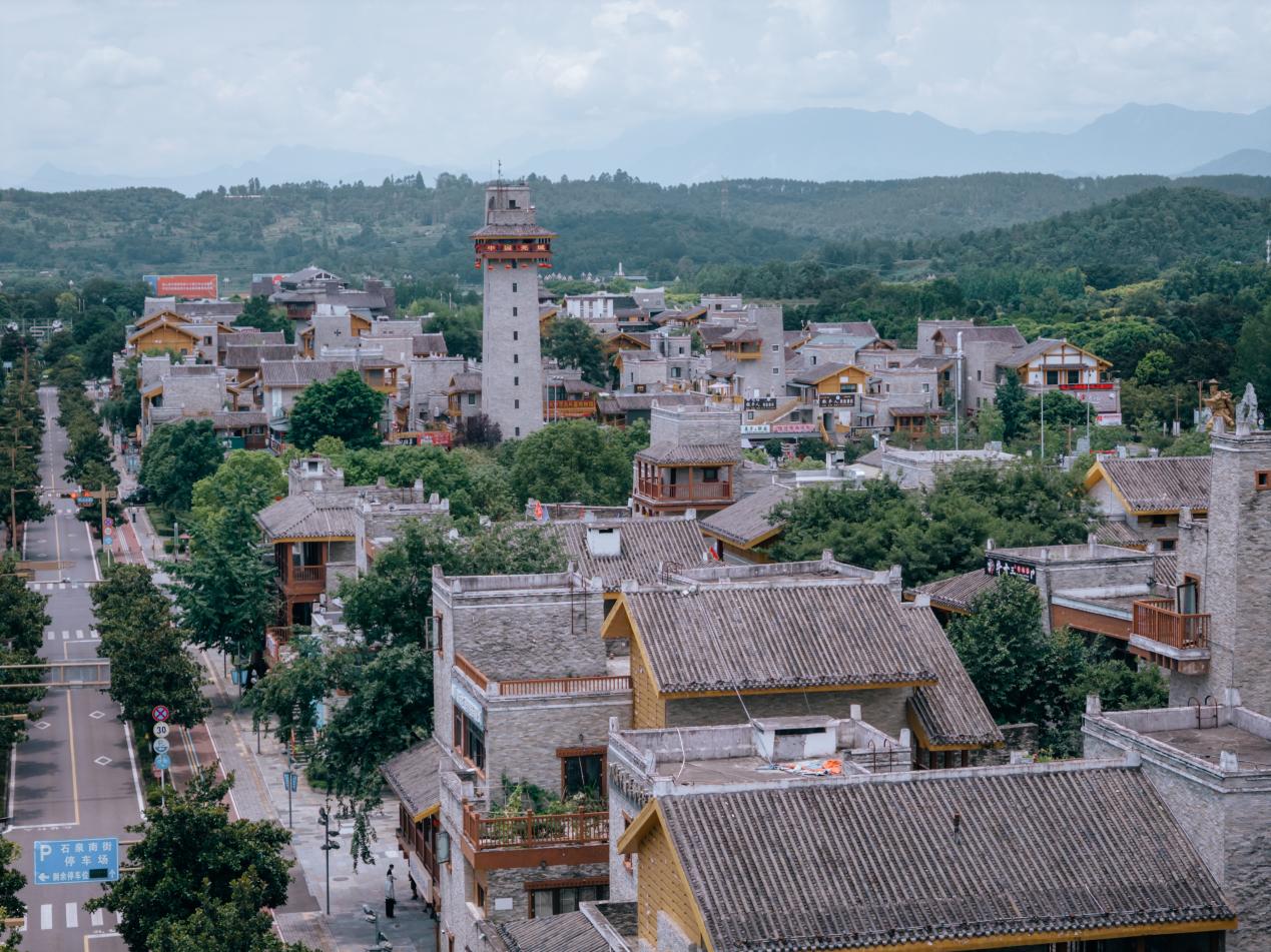 北川縣羌族特色商業步行街“巴拿恰”。邱活攝