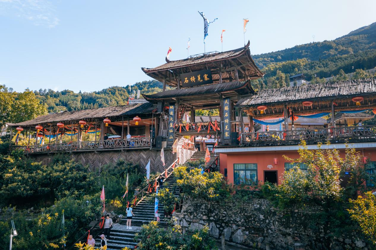 晨光中的石椅羌寨。邱活攝