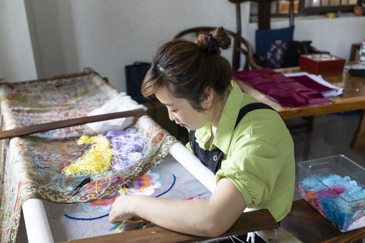 工作室內，繡娘正在繡制羌繡。王劍攝