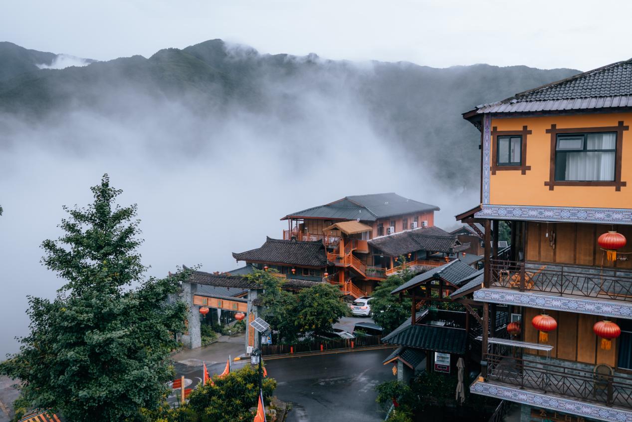 云霧繚繞的石椅羌寨，當地許多村民創業吃起了“旅游飯”。邱活攝