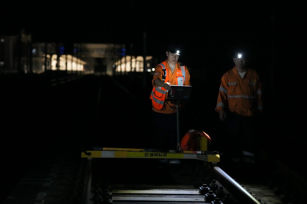 8月20日凌晨，寧波工務段檢修人員操作軌道檢查儀在杭臺高鐵線路軌道上巡檢。