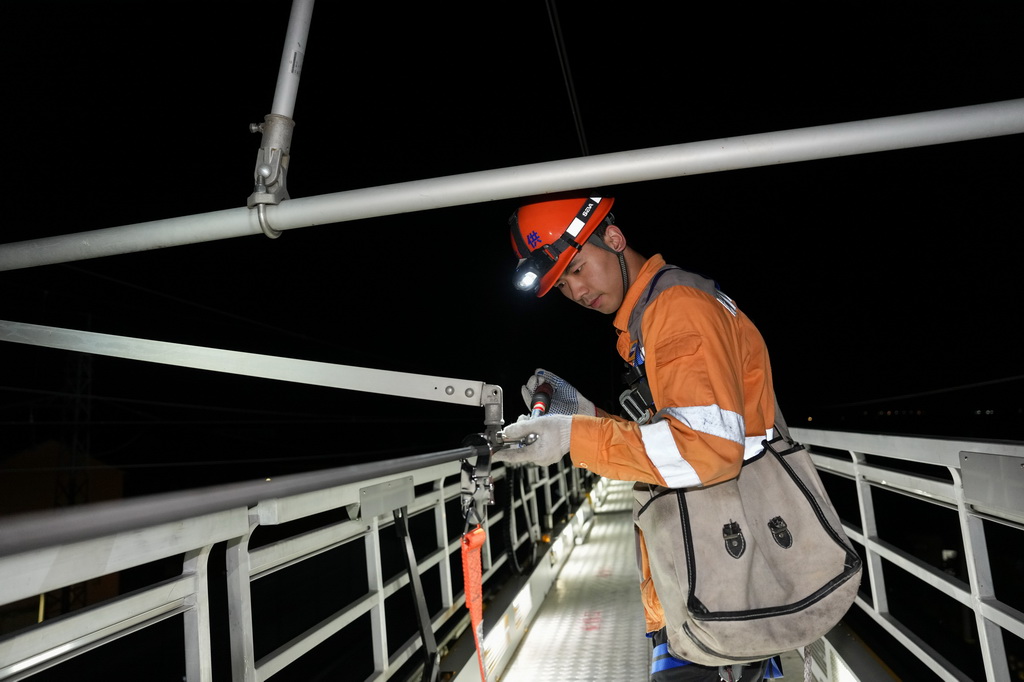 8月20日凌晨，杭州供電段檢修人員對杭臺高鐵接觸網等設備集中檢修。