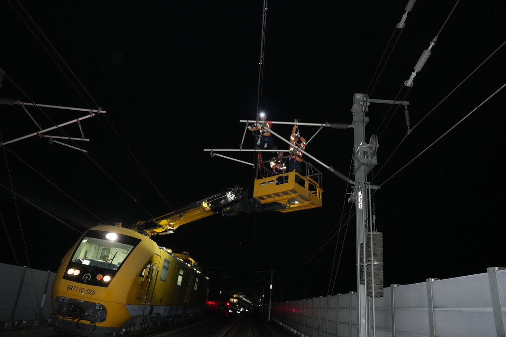 8月20日凌晨，杭州供電段檢修人員使用多功能綜合作業車，對杭臺高鐵局部供電設備進行檢修。