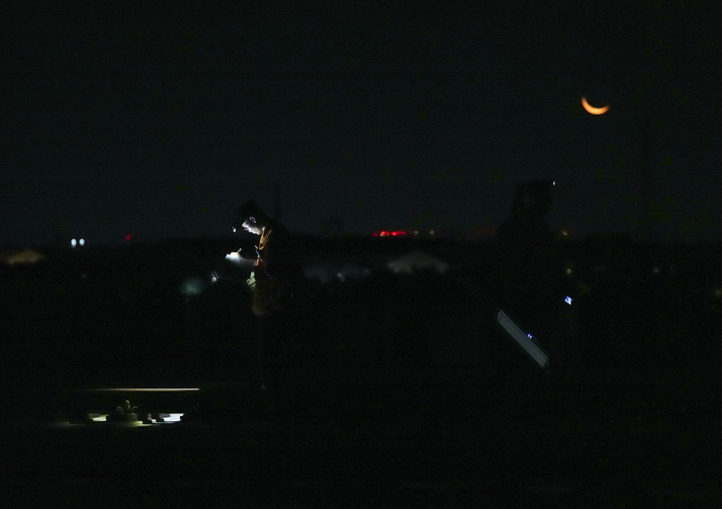 8月20日凌晨，杭州電務段檢修人員在杭臺高鐵線路上巡檢。