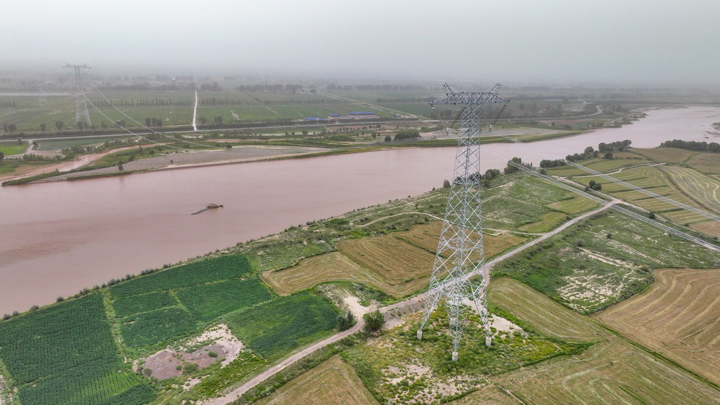 這是8月20日拍攝的“寧電入湘”工程寧夏中衛市境內跨黃河段直流輸電線路（無人機照片）。