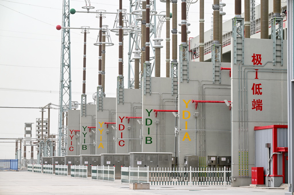 這是8月20日拍攝的“寧電入湘”工程中寧換流站內的極Ⅰ低端換流變廣場。