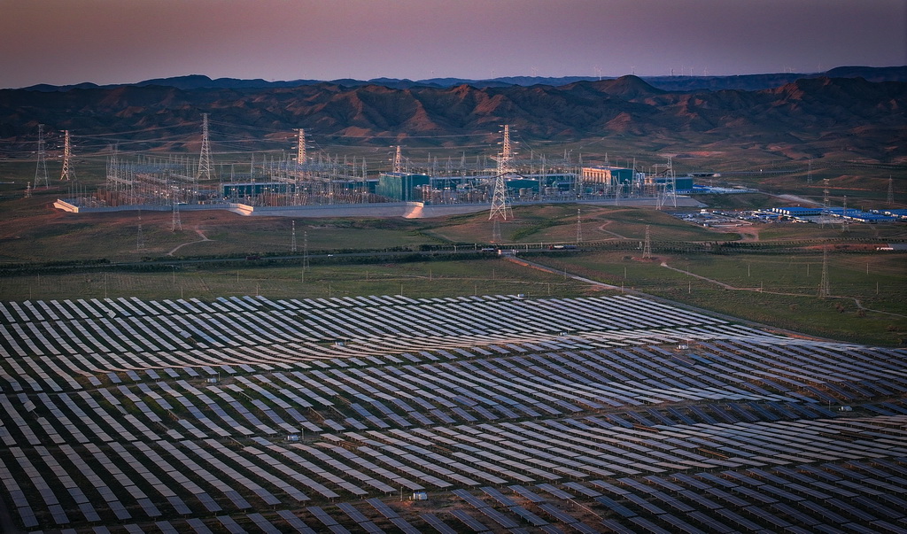 這是8月19日拍攝的“寧電入湘”工程寧夏中衛市中寧換流站及配套新能源項目（無人機照片）。