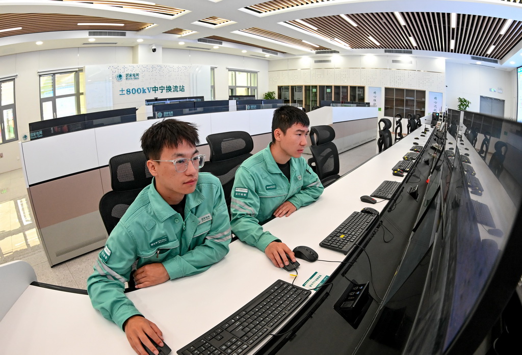 8月20日，在“寧電入湘”工程寧夏中衛市中寧換流站內，檢修人員在主控室監控設備運行情況。